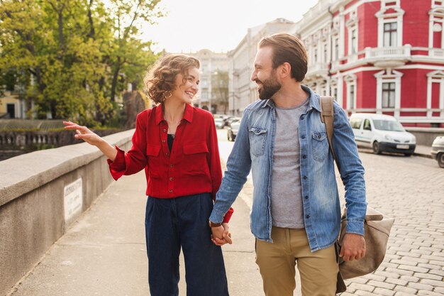 Elegante pareja de enamorados sentados en la calle en viaje romántico