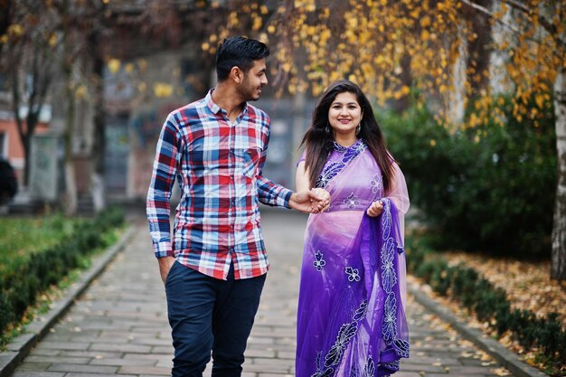 Elegante pareja hindú india posó en la calle