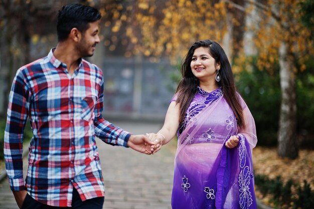 Elegante pareja hindú india posó en la calle