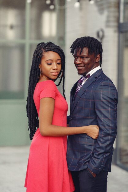 Elegante pareja negra pasar tiempo en una ciudad de primavera