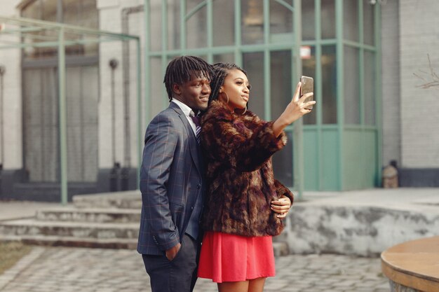 Elegante pareja negra pasar tiempo en una ciudad de primavera