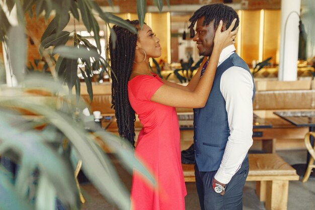 Elegante pareja negra tiempo de descanso en un café