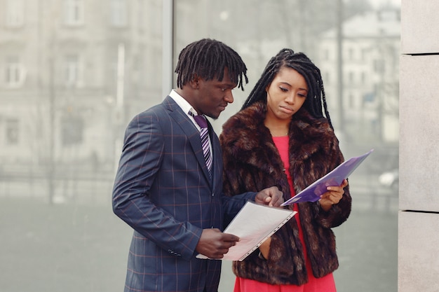 Elegante pareja negra tiene conversación de negocios