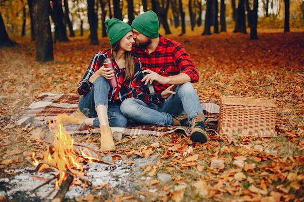 Elegante pareja pasa tiempo en un parque de otoño