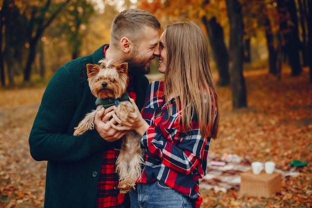 Elegante pareja pasa tiempo en un parque de otoño