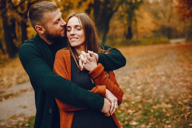 Foto gratuita elegante pareja pasa tiempo en un parque de otoño