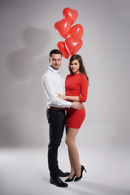 elegante, pareja, posar, con, globos