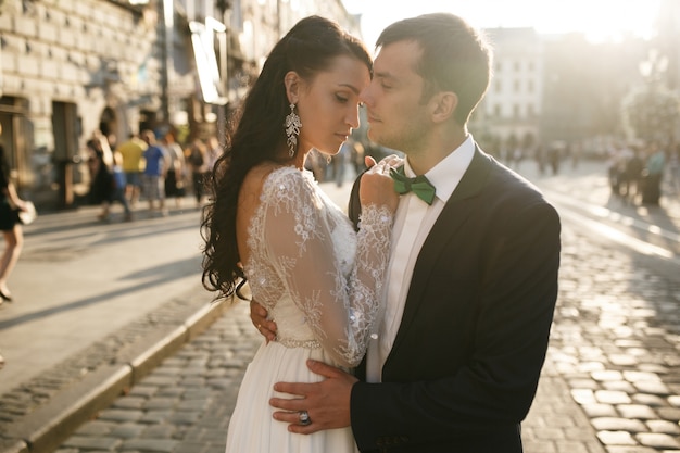 Elegante pareja en la ropa de la boda en la calle