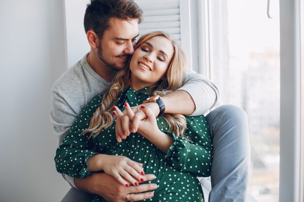 Elegante pareja sentada en un estudio