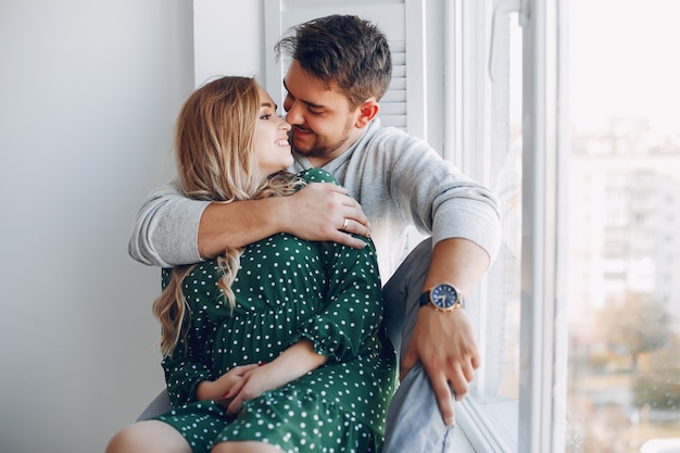 Elegante pareja sentada en un estudio