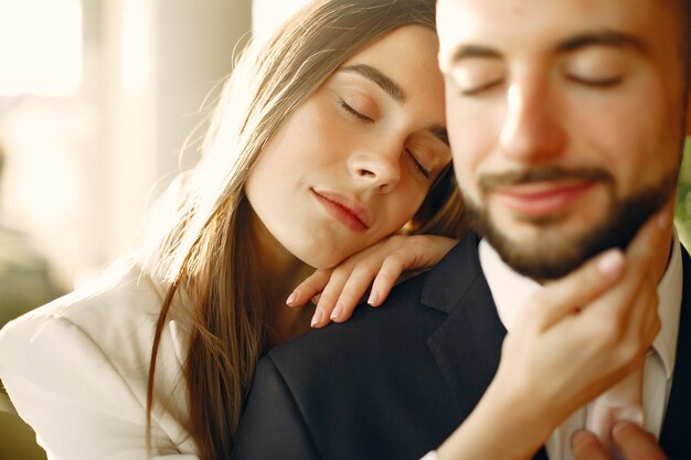 Elegante pareja en traje pasa tiempo en una cafetería