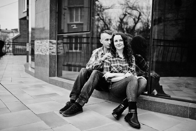 Elegante pareja usa camisa a cuadros en el amor juntos