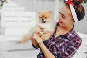 Foto gratuita elegante pin up girl con el perrito.