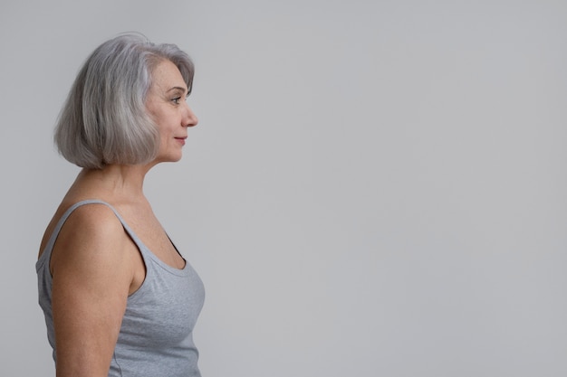 Elegante retrato de anciana en ropa casual