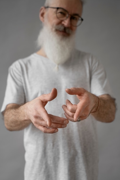 Foto gratuita elegante retrato de anciano