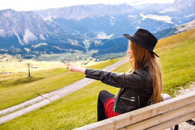 Foto gratuita elegante retrato de mujer elegante, posando en las montañas dolomitas italianas