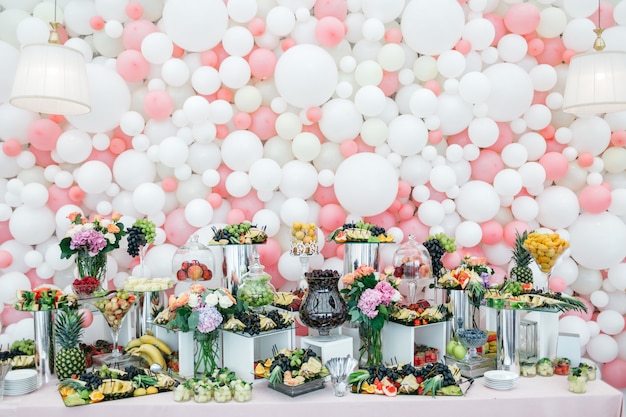 Foto gratuita elegante y rica mesa con dulces y frutas para los huéspedes.