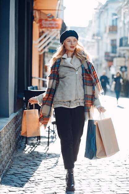 Elegante rubia linda caminando en una ciudad