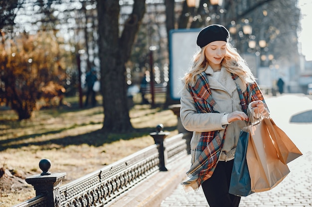 Elegante rubia linda caminando en una ciudad