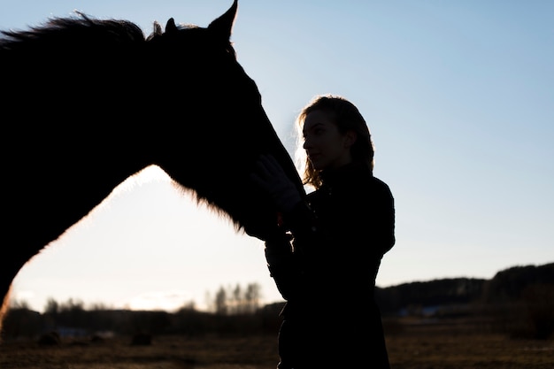 Foto gratuita elegante silueta de caballo contra el cielo del amanecer