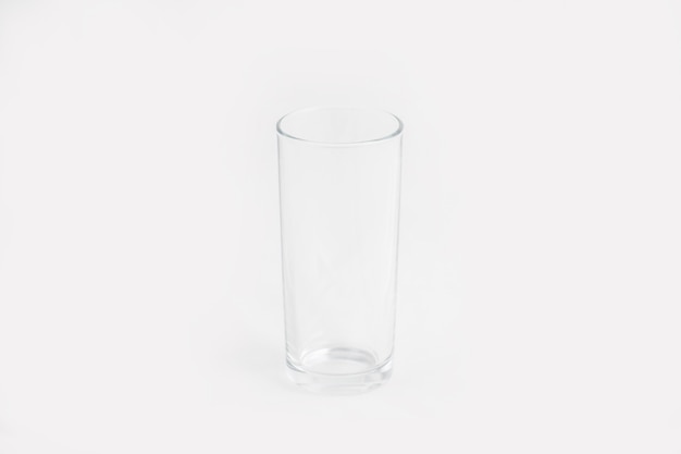 Elegante vaso de vidrio transparente aislado en una pared blanca