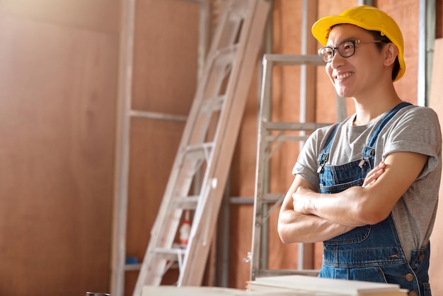 Elegantes y atractivos anteojos asiáticos, artesanos o diseñadores de interiores, se enfocan en el trabajo de la madera en la construcción del sitio, el diseño de interiores, la renovación de la casa y el concepto de mejora.