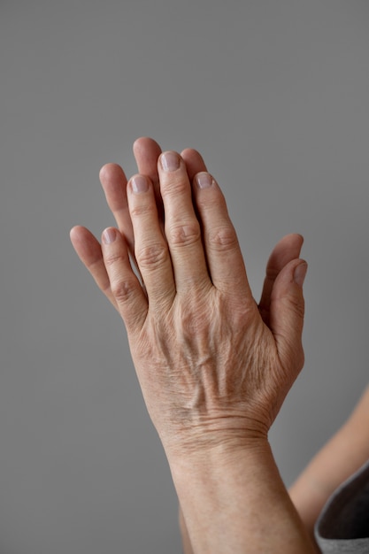 Elegantes manos de anciana