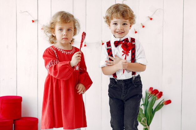 Elegantes niños pequeños con ramo de tulipanes