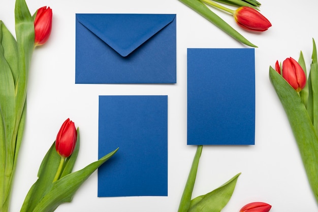 Elegantes tarjetas de invitación de boda con flores.