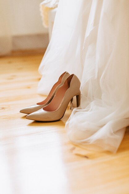 Elegantes zapatos de mujer para celebraciones y bodas, trajes de novia y detalles.
