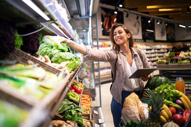 Elegir las mejores verduras en el estante de la tienda