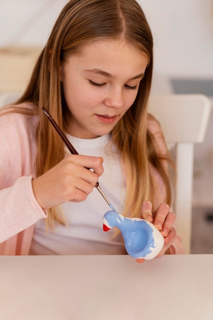 Foto gratuita elemento de pintura de niña de primer plano