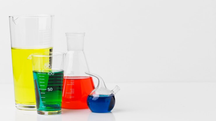 Foto gratuito elementos de ciencia de vista frontal con surtido de productos químicos con espacio de copia