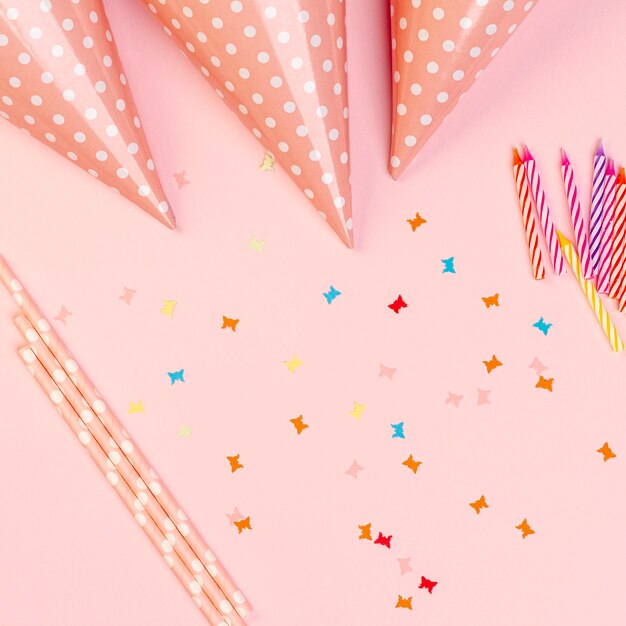 Elementos de cumpleaños sobre fondo rosa