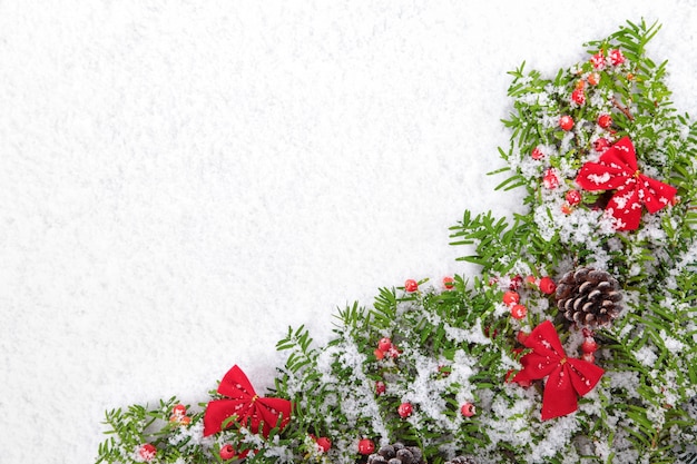 Foto gratuita elementos decorativos de navidad en la nieve