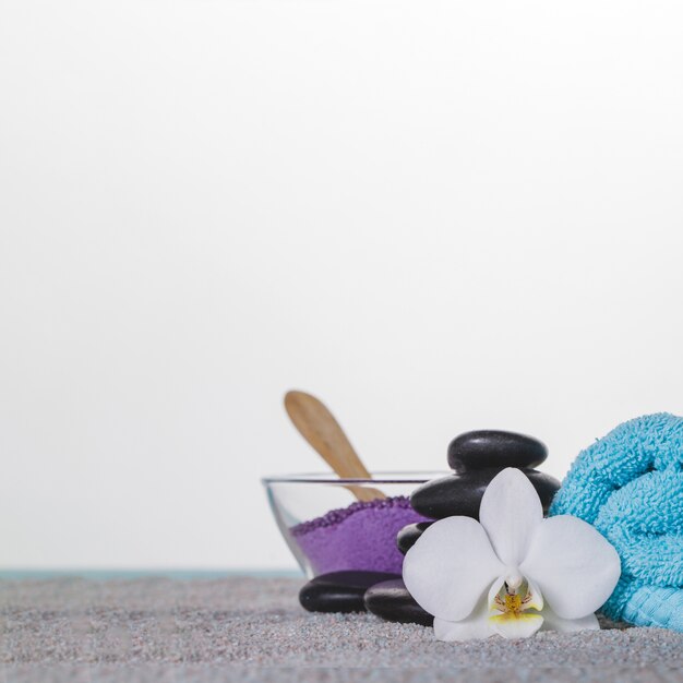 Elementos decorativos de spa en toalla