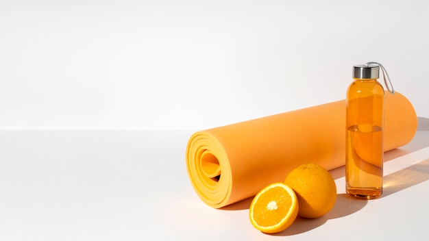 Elementos esenciales de yoga naranja y ángulo alto naranja.