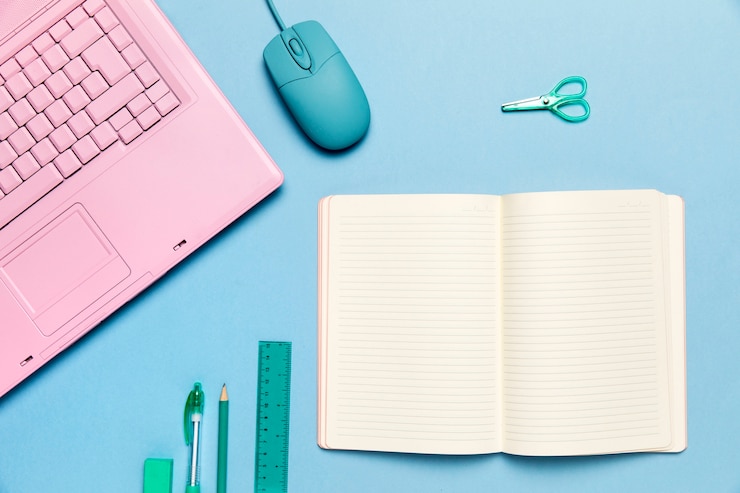 Foto gratuito elementos flat lay de vuelta al cole con libro abierto