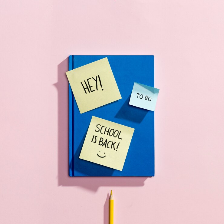 Foto gratuito elementos flat lay de vuelta al cole con notas adhesivas
