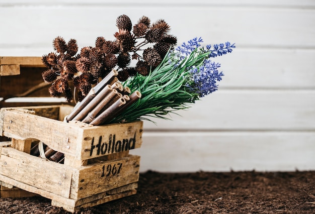 Elementos florales en caja de madera