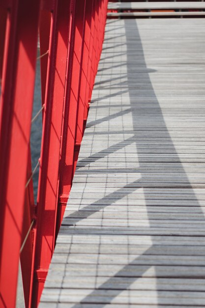 Elementos metálicos del puente y piso de madera.