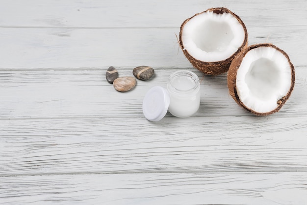 Foto gratuita elementos naturales de spa con cocos