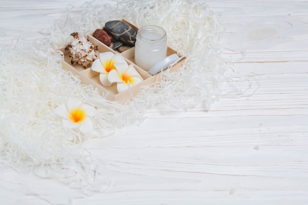 Foto gratuita elementos naturales de spa con flores