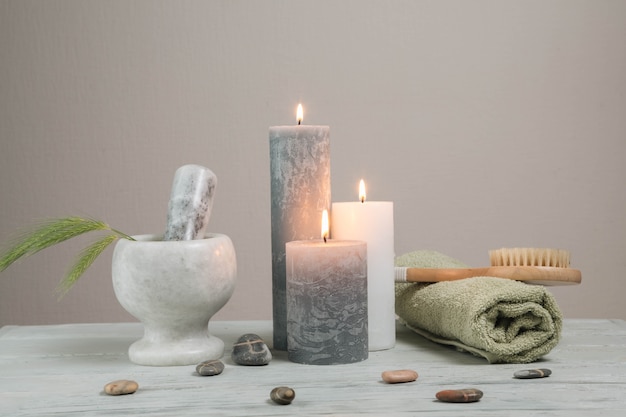 Elementos naturales de spa con velas