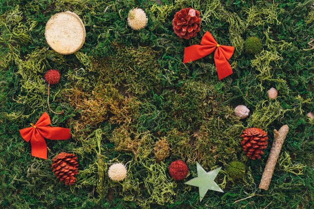 Elementos de navidad en césped verde