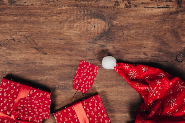 Elementos de navidad en textura de madera