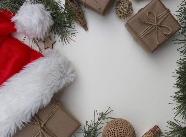 Elementos navideños en mesa blanca