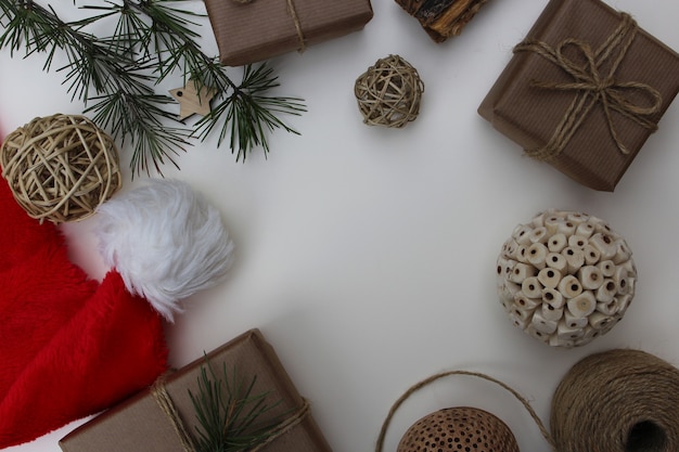 Elementos navideños en mesa blanca