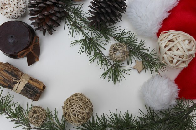 Elementos navideños en mesa blanca