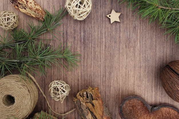 Foto gratuita elementos navideños sobre fondo de madera